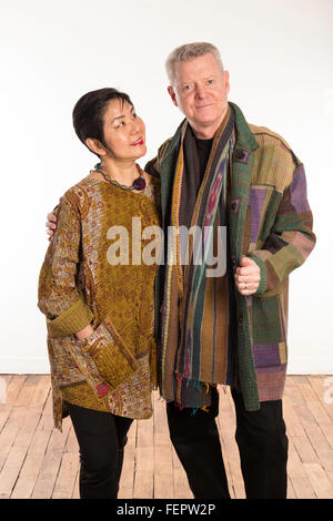 Gut gekleidete attraktives Paar auf weißem Hintergrund Stockfoto