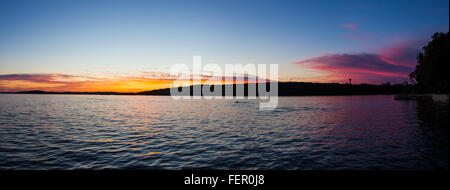 Wolken über See und ruhigen Sonnenuntergang Stockfoto