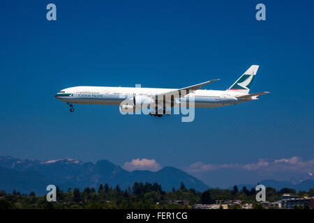 Boeing 777, Cathay Pacific Airways, Landung auf YVR, Vancouver. Stockfoto