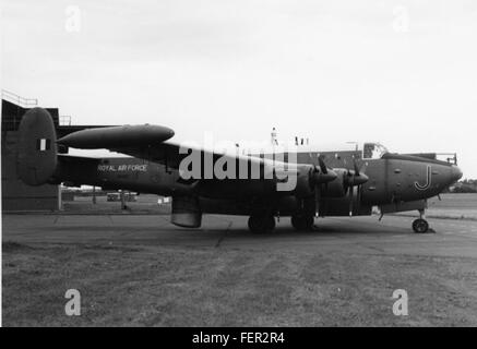 Das Charles Daniels IWMDuxford 84 Album enthält eine Sammlung von Bildern, die Flugzeuge auf dem Duxford Airfield zeigen und verschiedene militärische und historische Flugzeuge der damaligen Zeit hervorheben. Stockfoto