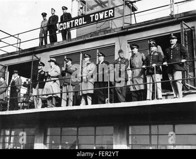 Dieses Foto zeigt Vertreter des Generalstabs, wahrscheinlich in England, die die militärische Führung und die Rolle der Luftfahrt im größeren Kontext der Kriegsoperationen zeigen. Das Bild spiegelt einen bedeutenden Moment in der Geschichte der Luftfahrt während der Zeit des Konflikts wider. Stockfoto