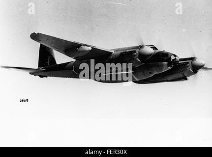 Die de Havilland DH98 Mosquito Photo-Reconnaissance Mk IV war ein britisches Flugzeug aus dem Zweiten Weltkrieg, das hauptsächlich für Aufklärungs- und Fotomissionen eingesetzt wurde. Er hatte eine leichte Holzkonstruktion und konnte mit hoher Geschwindigkeit fliegen, was ihn ideal für seine Rolle machte. Die PR Mk IV-Variante war mit Kameras und speziellen Sensoren ausgestattet, um Informationen während Kampfeinsätzen zu sammeln. Stockfoto