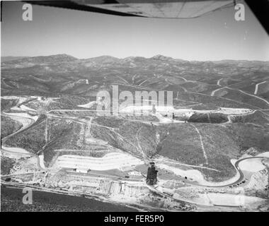 Dieses Foto aus der Atlas negative Collection zeigt eine bedeutende historische Szene, zeigt frühe fotografische Techniken und liefert eine visuelle Aufzeichnung der Zeit. Das Bild fängt das Leben und die Gesellschaft ein, wie sie durch die Linse der frühen Fotografie gesehen werden. Stockfoto