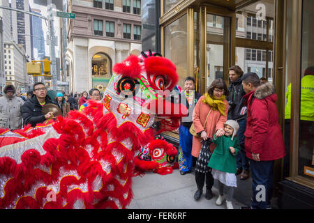 Ein Drachen tanzen Truppe führt außerhalb einer Trainer-Store in New York auf Samstag, 6. Februar 2016 im Vorfeld Montages Chinesisches Neujahr, Jahr des Affen. Zum ersten wird Zeit NewYork öffentlichen Schulen am chinesischen Neujahrstag als ein Schulferien geschlossen. Auf der Lunar New Year viele asiatische Familien schicken ihre Kinder nicht zur Schule aber ausziehen den Urlaub Familie und Essen von günstigen Lebensmitteln traditionell besuchen. Die Stadt hält bereits Alternativen Seite an der Straße parken. (© Richard B. Levine) Stockfoto