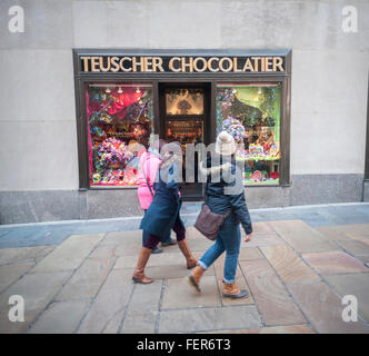 Der Chocolatier Teuscher Shop im Rockefeller Center in New York wird zum Valentinstag auf Fridy, 5. Februar 2016 dekorierten gesehen. Seit 1979 hat das Schweizer Unternehmen in den Kanal-Gärten im Store. (© Richard B. Levine) Stockfoto