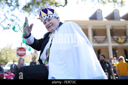 New Orleans, LOUISIANA, USA. 7. Februar 2016. Ein Mann wirft Perlen aus einem Auto während der Krewe von Okeanos Karneval Parade am 7. Februar 2016 in New Orleans, Louisiana, USA © Dan Anderson/ZUMA Draht/Alamy Live News Stockfoto