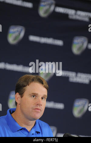 Orlando, Florida, Vereinigte Staaten von Amerika. 25. Juli 2014. Jay Gruden ist während einer Pressekonferenz im Rosen Shingle Creek am 9. Februar 2010 in Orlando, Florida als Cheftrainer der Florida Tuskers der United Football League eingeführt. © Scott A. Miller/ZUMA Draht/Alamy Live-Nachrichten Stockfoto