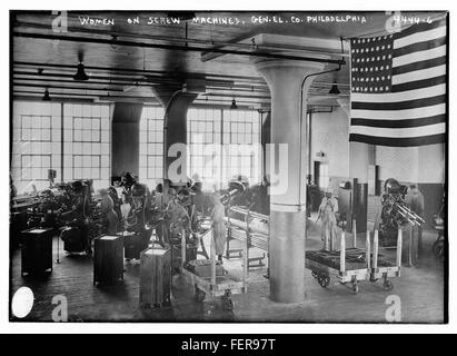 Frauen, die bei der General Electric Company an Schraubenmaschinen arbeiten, heben die Rolle der Frauen in der industriellen Arbeit Mitte des 20. Jahrhunderts hervor. Dieses Foto spiegelt die zunehmende Beteiligung von Frauen in der Produktion und im technischen Bereich während der Zeit nach dem Zweiten Weltkrieg wider. Stockfoto