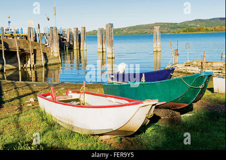 Insel Maggiore, Lago Trasimeno, Umbrien, grünes Herz Italiens. Die Boote der Fischer am Ufer. Stockfoto