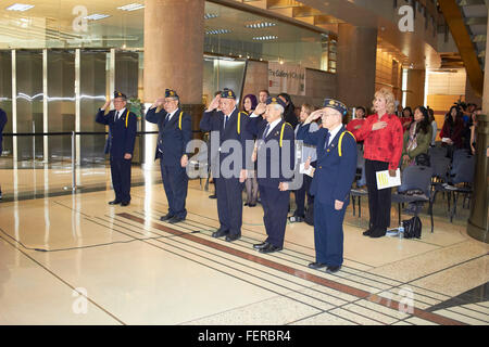 Phoenix, Arizona, USA. 8. Februar 2016. Mitglieder der American Legion, Arizona Post 50 Gruß nach der Vorstellung der Farben in Phoenix City Hall. Bildnachweis: Jennifer Mack/Alamy Live-Nachrichten Stockfoto