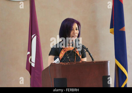 Phoenix, Arizona, USA. 8. Februar 2016. Eva Li spricht die Zielgruppe während der chinesische Woche Vernissage in Phoenix City Hall. Sie skizziert die bevorstehende Veranstaltungen geplant, aber am Wochenende. Bildnachweis: Jennifer Mack/Alamy Live-Nachrichten Stockfoto