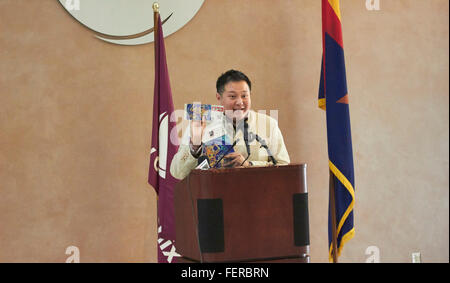 Phoenix, Arizona, USA. 8. Februar 2016. Gavin Li hält ein Programm für Phoenix Chinese Week Veranstaltungen in Phoenix City Hall. Chinesische Kultur feiern Veranstaltungen sind über das Wochenende geplant. Bildnachweis: Jennifer Mack/Alamy Live-Nachrichten Stockfoto