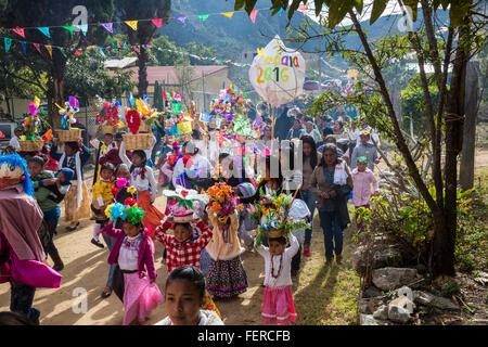 Santiago Apoala, Oaxaca, Mexiko - Bewohner einer Kleinstadt mixtekischen Berg teilnehmen in einer Pre-Fastenzeit Karneval Feier. Stockfoto