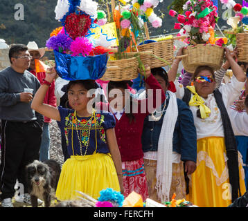 Santiago Apoala, Oaxaca, Mexiko - Bewohner einer Kleinstadt mixtekischen Berg teilnehmen in einer Pre-Fastenzeit Karneval Feier. Stockfoto