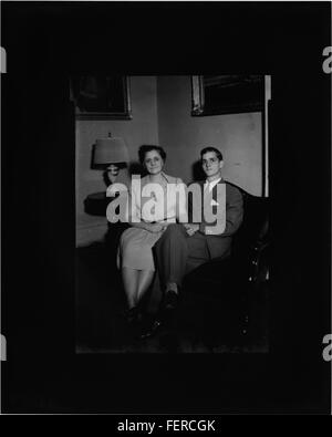 Dieses Foto von 1942 zeigt Mrs. Paul B. Johnson Sr. Und Patrick H. Johnson. Es handelt sich um ein Familienporträt, das einen Moment in ihrem Leben während der frühen 1940er Jahre festhält Stockfoto