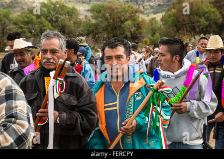 Santiago Apoala, Oaxaca, Mexiko - Bewohner einer Kleinstadt mixtekischen Berg teilnehmen in einer Pre-Fastenzeit Karneval Feier. Stockfoto