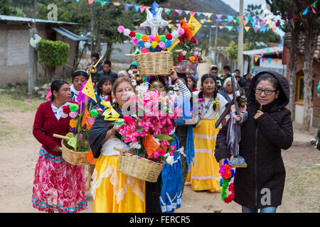 Santiago Apoala, Oaxaca, Mexiko - Bewohner einer Kleinstadt mixtekischen Berg teilnehmen in einer Pre-Fastenzeit Karneval Feier. Stockfoto