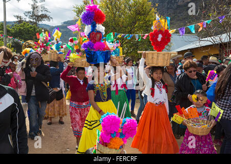 Santiago Apoala, Oaxaca, Mexiko - Bewohner einer Kleinstadt mixtekischen Berg teilnehmen in einer Pre-Fastenzeit Karneval Feier. Stockfoto