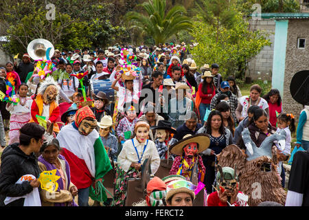 Santiago Apoala, Oaxaca, Mexiko - Bewohner einer Kleinstadt mixtekischen Berg teilnehmen in einer Pre-Fastenzeit Karneval Feier. Stockfoto