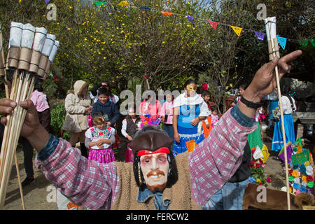 Santiago Apoala, Oaxaca, Mexiko - Bewohner einer Kleinstadt mixtekischen Berg teilnehmen in einer Pre-Fastenzeit Karneval Feier. Stockfoto