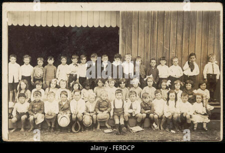 Ein historisches Schwarzweißfoto der Katoomba Public School, auch bekannt als Katoomba Primary School, in New South Wales, Australien. Die Schule spielte eine zentrale Rolle bei der Erziehung lokaler Kinder und ist Teil des Staatsarchivs der Region. Es spiegelt die Bildungspraxis und das Schulleben der damaligen Zeit wider. Stockfoto