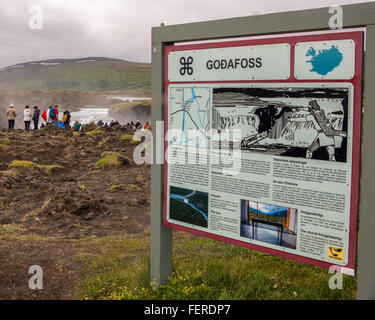 1. August 2015 - BÃ¡RÃ ° Ardalur District, North Central Island, Island - Informationen-Schild für Besucher beschreiben berühmt GoÃ ° Afoss, einer der spektakulärsten und schönsten Wasserfälle in Island, am Fluss SkjÃ¡lfandafljÃ³t. Bekannt als Wasserfall von den Göttern aus der Legende des dann Lawspeaker Porgeir seinen nordischen Gott in einem symbolischen Akt der Bekehrung des Island zum Christentum im Jahr 1000 Statuen in den Wasserfall zu werfen. Der Tourismus ist ein wachsender Sektor der Wirtschaft geworden und Island ist ein beliebtes Touristenziel geworden. © Arnold Drapkin/ZUMA Draht/Alamy Live-Nachrichten Stockfoto