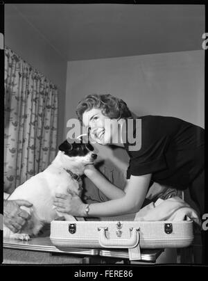 Miss PNE ist eine Teilnehmerin bei Schönheitswettbewerben von der Pacific National Exhibition und stellt ihre Teilnahme an einer traditionellen Veranstaltung zur Feier von Schönheit und Gemeinschaft auf dieser jährlichen Messe in Vancouver, Kanada, vor. Stockfoto