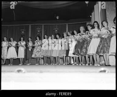 Ein Foto vom Miss PNE (Pacific National Exhibition)-Wettbewerb, auf dem die Teilnehmer an der Veranstaltung gezeigt werden. Der Miss PNE-Wettbewerb ist ein wichtiger Bestandteil der Messe und zeigt lokale Talente und Schönheitsköniginnen in Vancouver, Kanada. Stockfoto