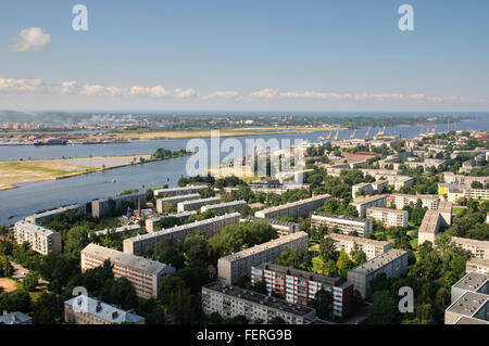 Wohnviertel Vecmilgravis der Stadt Riga und der Daugava-Fluss Stockfoto