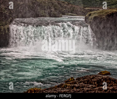 1. August 2015 - BÃ¡RÃ ° Ardalur District, North Central Island, Island - ein Teil der hufeisenförmige doppelten Wasserfall des berühmten GoÃ ° Afoss von der Westbank betrachtet. Einer der spektakulärsten und schönsten Wasserfälle in Island, am Fluss SkjÃ¡lfandafljÃ³t, sein Name ist Wasserfall der Götter aus der Legende des dann Lawspeaker Porgeir wirft seinen nordischen Gott Statuen in den Wasserfall in einem symbolischen Akt der Bekehrung des Island zum Christentum im Jahr 1000. Der Tourismus ist ein wachsender Sektor der Wirtschaft geworden und Island ist ein beliebtes Touristenziel geworden. (Kredit-Bild: © Arnold Stockfoto
