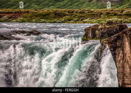 1. August 2015 - BÃ¡RÃ ° Ardalur District, North Central Island, Island - ein Teil der hufeisenförmige doppelten Wasserfall des berühmten GoÃ ° Afoss von der Westbank betrachtet. Einer der spektakulärsten und schönsten Wasserfälle in Island, am Fluss SkjÃ¡lfandafljÃ³t, sein Name ist Wasserfall der Götter aus der Legende des dann Lawspeaker Porgeir wirft seinen nordischen Gott Statuen in den Wasserfall in einem symbolischen Akt der Bekehrung des Island zum Christentum im Jahr 1000. Der Tourismus ist ein wachsender Sektor der Wirtschaft geworden und Island ist ein beliebtes Touristenziel geworden. (Kredit-Bild: © Arnold Stockfoto