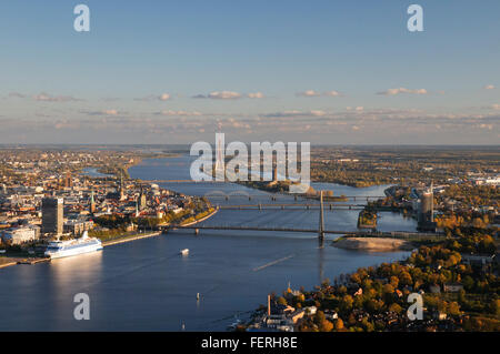 Fluss Daugava und Riga aus der Vogelperspektive Stockfoto