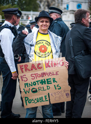 Besetzen Sie, Parliament Square, Anti-Fracking Demonstrant und Plakat, London Stockfoto