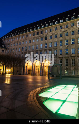 Bochumer Rathaus bei Nacht Stockfoto