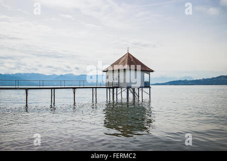 Blick über den Bodensee mit den Schweizer und österreichischen Alpen im Hintergrund in der Nähe der Stadt Lindau, Bayern, Deutschland Stockfoto