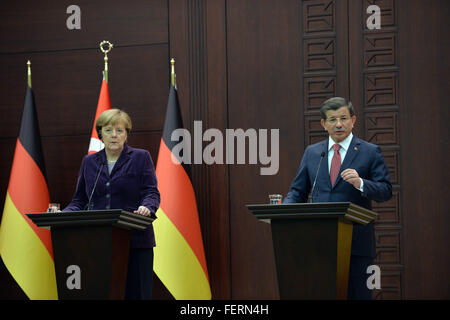 Ankara. 8. Februar 2016. Der türkische Ministerpräsident Ahmet Davutoglu(R) und Bundeskanzlerin Angela Merkel teilnehmen eine gemeinsame Konferenz in Ankara, Türkei, am 8. Febr. 2016. Türkei und Deutschland vereinbart, eine diplomatische Initiative für die Beendigung der russischen gesicherten militärischer Operations in Aleppo Syrien, sagte der türkische Ministerpräsident Ahmet Davutoglu am Montag. © Mustafa Kaya/Xinhua/Alamy Live-Nachrichten Stockfoto