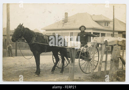 [Mann im Buggy liefert Mail] [Mann im Buggy liefert Mail] Stockfoto