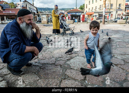 Familie am wichtigsten Platz der Bascarsija historischen Viertel in Sarajevo, Bosnien und Herzegowina Stockfoto