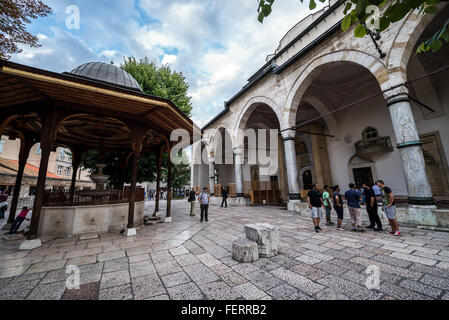 Shadirvan Brunnen im Hof des Gazi-Husrev-beg-Moschee in Sarajevo, die größte historische Moschee in Bosnien und Herzegowina Stockfoto