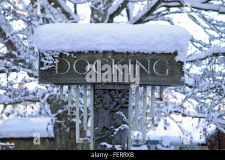 Docking-Ortsschild im Schnee Stockfoto