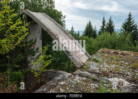 beschädigt, Sarajevo Olympische Bob- und Rodelbahn gelegen auf Trebević Berg, gebaut für die Olympischen Winterspiele 1984 Stockfoto