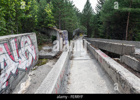 beschädigt, Sarajevo Olympische Bob- und Rodelbahn gelegen auf Trebević Berg, gebaut für die Olympischen Winterspiele 1984 Stockfoto