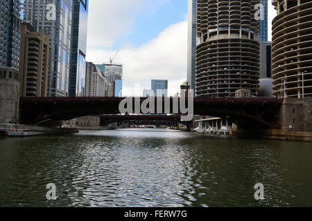 Auf der Suche nach Westen zum Art déco-State Street Drehzapfen Klappbrücke und Marina Towers auf dem Chicago River. Stockfoto