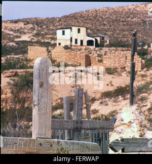 Der Terlingua Cemetery in Terlingua, Texas, ist eine historische Grabstätte, die die Bergbaugeschichte der Region und die Verbindung der Gemeinde mit ihrer Vergangenheit widerspiegelt. Es beherbergt Gräber von frühen Siedlern und Bergleuten. Stockfoto