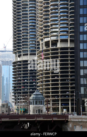 Marina City Towers an den Ufern des Chicago River, Chicago, Illinois. Stockfoto