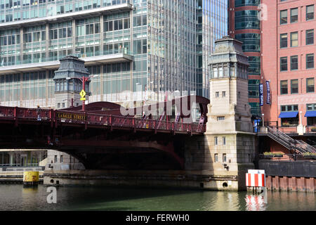 Die 1928 LaSalle Street Bridge über den Chicago River. Stockfoto