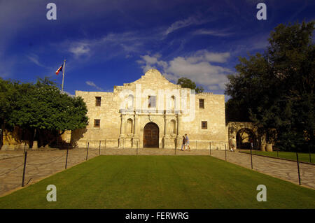 Austin, Texas, USA. 6. Sep, 2007. 6. September 2007, San Antonio, Texas; Alamo (San Antonio de Valero Mission) ist eine ehemalige Mission und Festung zusammengesetzte. Die Verbindung, die ursprünglich ein Heiligtum und die umliegenden Gebäude umfasste, wurde im 18. Jahrhundert für die Ausbildung von lokalen Indianern nach ihrer Bekehrung zum Christentum von Spanisches Reich gebaut. Nach seiner Aufgabe als Mission es wurde im 19. Jahrhundert als Festung genutzt und war der Schauplatz von mehreren militärischen Aktionen, darunter vor allem die 1836 Schlacht von Alamo, einer der entscheidenden Schlachten zwischen den fo Stockfoto