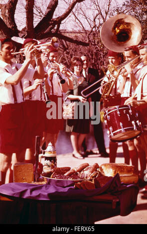 Das Wurstfest, das in den 1970er Jahren in New Braunfels, Texas, stattfindet, feiert die deutsche Kultur und das deutsche Erbe. Dieses jährliche Event bietet traditionelle Speisen, Musik und Feste. Das Festival zeigt die deutschen Wurzeln der Region und zieht sowohl Einheimische als auch Touristen an, um die authentische Atmosphäre zu genießen. Stockfoto