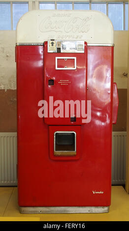 Ein Bild mit einem Coca-Cola-Getränkespender, der häufig in öffentlichen und gewerblichen Bereichen zum Abgeben von alkoholfreien Getränken verwendet wird. Stockfoto