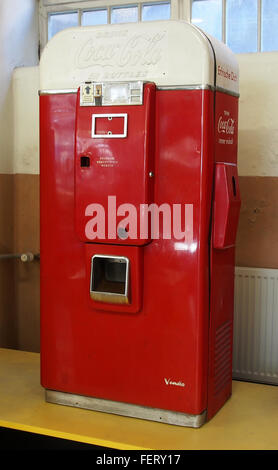 Das Bild zeigt einen Vintage Coca-Cola Spender mit klassischem Design und Branding. Dieses Sammlerstück ist Teil der historischen Werbe- und Erinnerungssammlung von Coca-Cola. Stockfoto